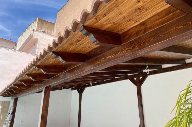 Estructura tejado de madera con tejas